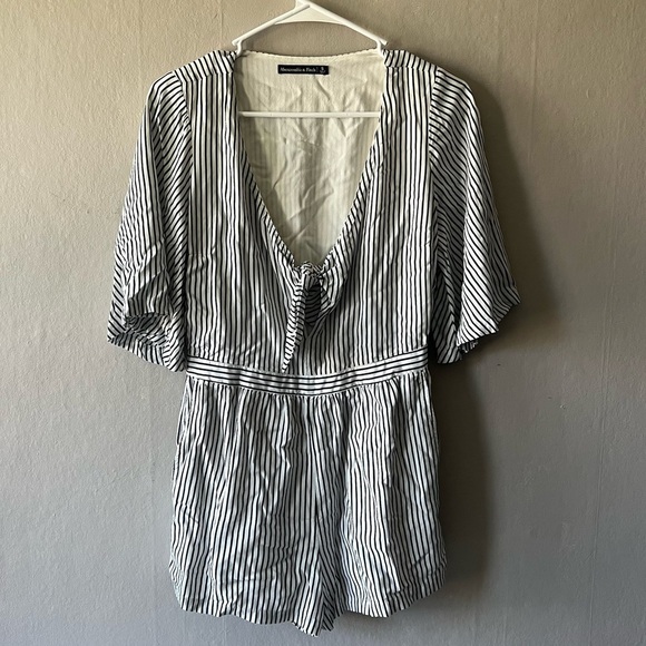 🛍️Abercrombie & Fitch Striped Tie Front Romper Size Small - Picture 2 of 8